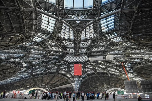 為什么現代建筑以鋼網架結構居多？