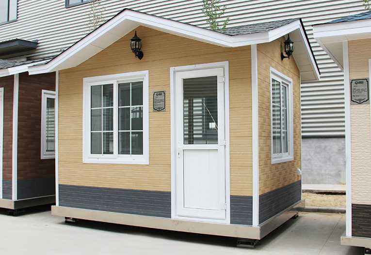 輕鋼崗?fù)? /><br /></p> 有人會認(rèn)為,<strong>輕鋼房屋</strong>的使用壽命不如傳統(tǒng)的混凝土建筑,但是,根據(jù)國外經(jīng)驗以及實驗數(shù)據(jù)來看,這種體系在歐美發(fā)達(dá)國家已經(jīng)成熟運用,輕鋼住宅結(jié)構(gòu)的使用壽命是90年,使我們可以放心使用的家居住房。盛大鋼結(jié)構(gòu)利用現(xiàn)代新型的建筑材料,包括玻璃棉、歐松板、石膏板、金屬雕花板、瀝青瓦、SBS防水卷材、呼吸紙等材料,解決了該建筑體系的防水、防火、保溫、隔熱、吸引降噪等技術(shù)問題,我們對<strong>輕鋼房屋</strong>的未來前景是十分看好的。<br /><p> 山西盛大鋼結(jié)構(gòu)近期的新產(chǎn)品除了輕鋼住宅以外,還有集裝箱房屋、輕鋼崗?fù)は盗小⒐残l(wèi)生間系列產(chǎn)品,如果您對我們的新產(chǎn)品感興趣的話,可以致電我們的銷售客服熱線,我們期待您的來電。</p><p> 本文鏈接:<strong>http://m.altereco.cn/news/0004511655.html </strong>未經(jīng)允許不得轉(zhuǎn)載。</p><p style=